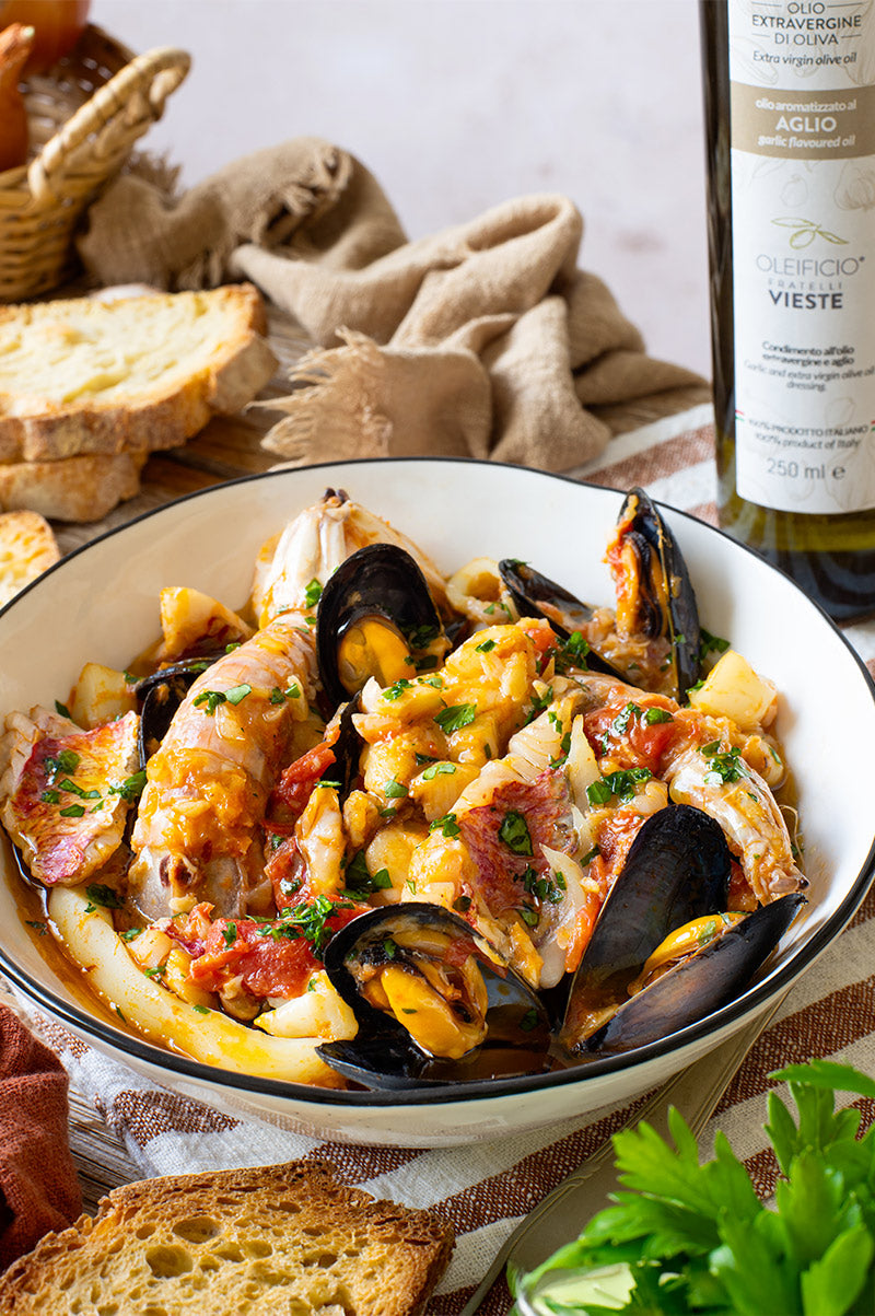 Zuppetta di pesce fresco con olio all'aglio. Oleificio Fratelli Vieste