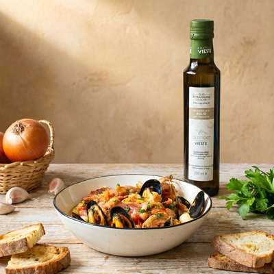 Olio aromatizzato all'aglio in una preparazione della cucina pugliese. Oleificio Fratelli Vieste
