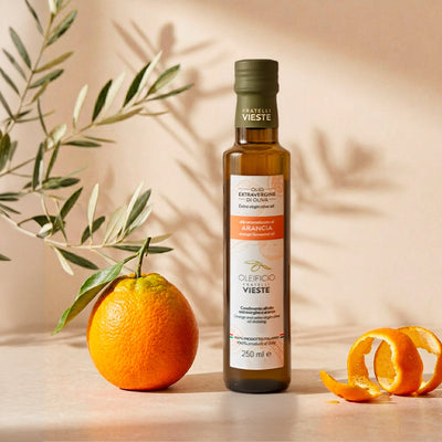 Olio aromatizzato all'arancia del Gargano versato su un piatto. Oleificio Fratelli Vieste