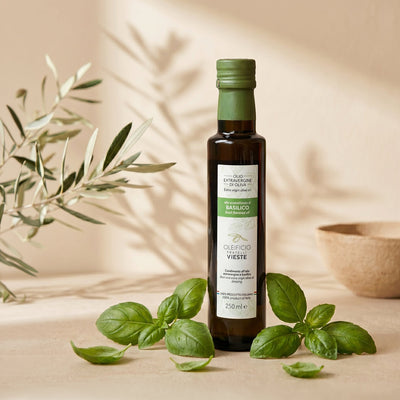 Olio aromatizzato al basilico del Gargano versato su un piatto. Oleificio Fratelli Vieste