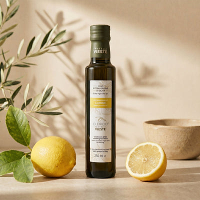 Olio aromatizzato al limone di Vieste del Gargano versato su un piatto. Oleificio Fratelli Vieste