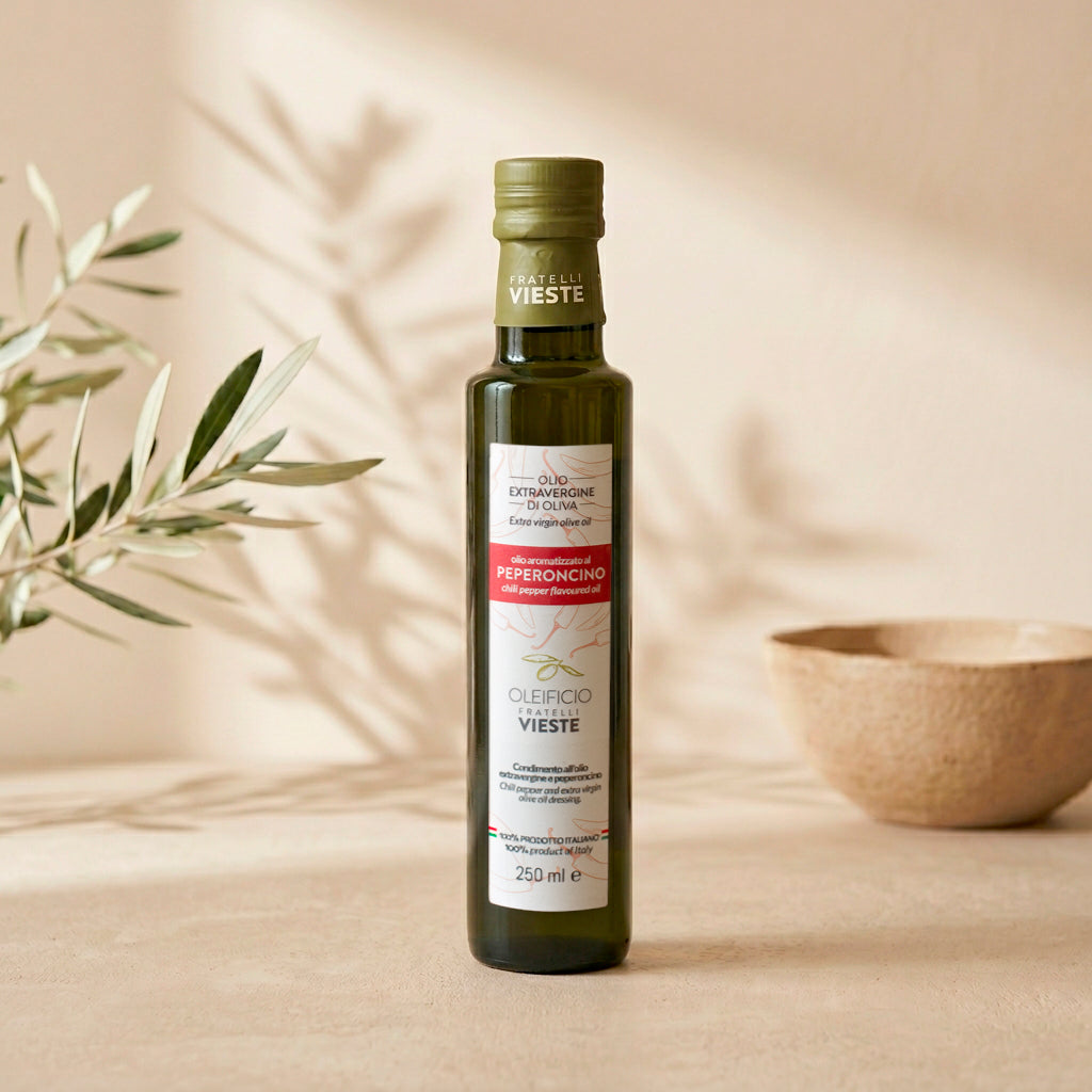 Olio extravergine di oliva aromatizzato al peperoncino, bottiglia da 250 ml. Oleificio Fratelli Vieste