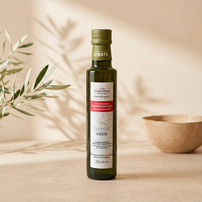 Olio extravergine di oliva aromatizzato al peperoncino, bottiglia da 250 ml. Oleificio Fratelli Vieste
