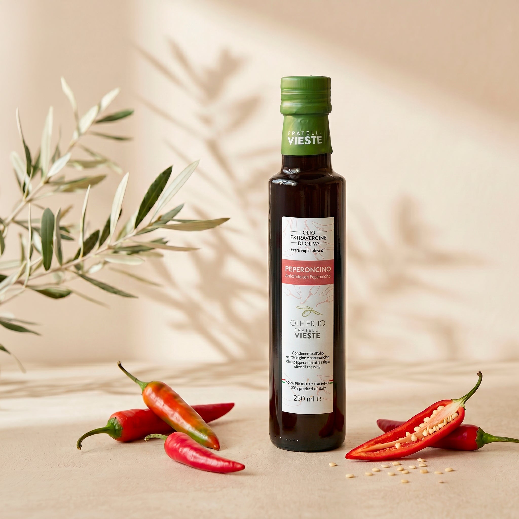 Olio aromatizzato al peperoncino del Gargano versato su un piatto. Oleificio Fratelli Vieste