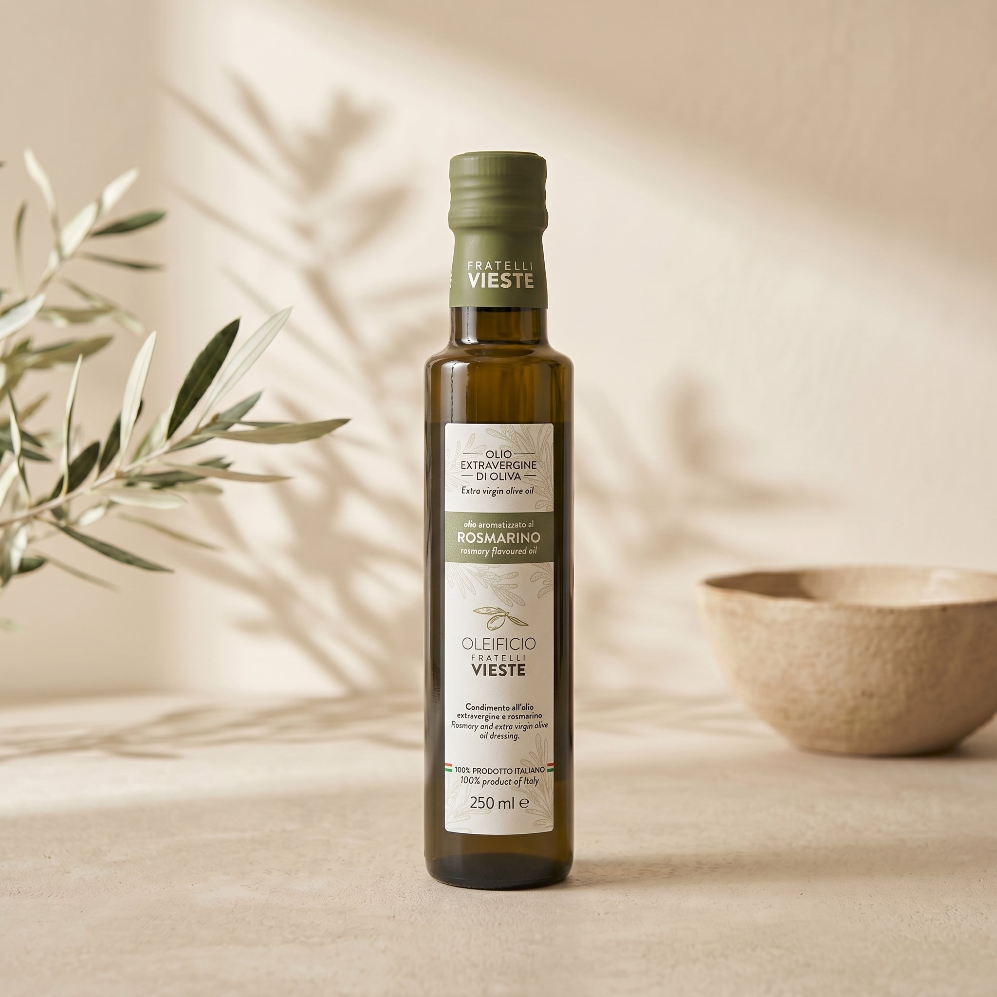Olio extravergine di oliva aromatizzato al rosmarino, bottiglia da 250 ml. Oleificio Fratelli Vieste