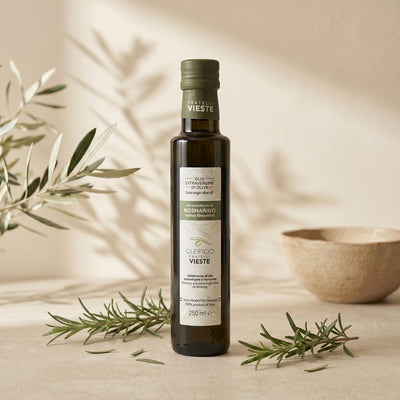 Olio aromatizzato al rosmarino del Gargano versato su un piatto. Oleificio Fratelli Vieste