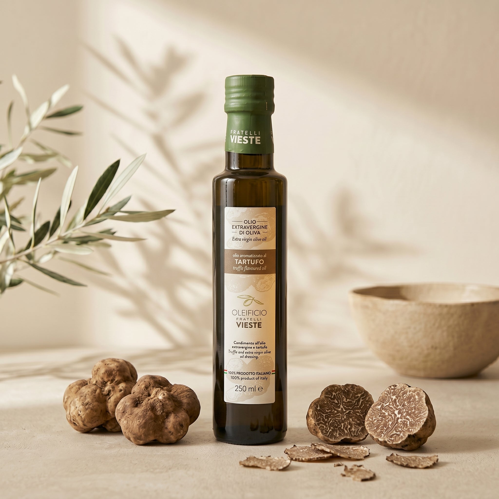 Olio aromatizzato al tartufo del Gargano versato su un piatto. Oleificio Fratelli Vieste
