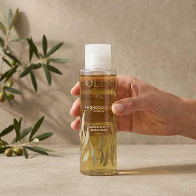 Bagnodoccia emolliente Olea Cosmetic tenuto in mano. Oleificio Fratelli Vieste