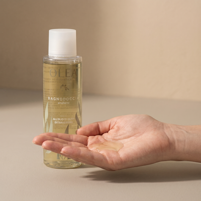 Bagnodoccia emolliente Olea Cosmetic applicato sulla mano. Oleificio Fratelli Vieste