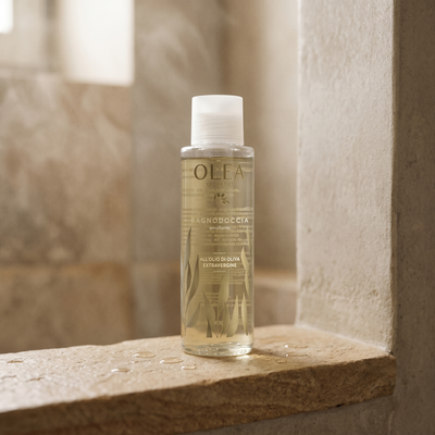 Bagnodoccia emolliente Olea Cosmetic, gesto d'uso in ambiente bagno. Oleificio Fratelli Vieste