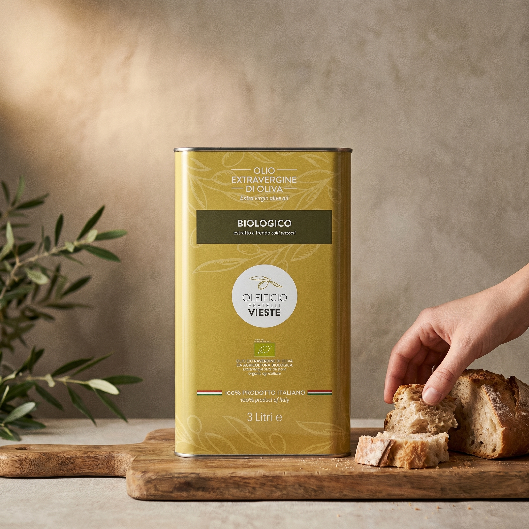 Olio extravergine di oliva biologico versato a mano dalla latta 3 L Biologico. Oleificio Fratelli Vieste