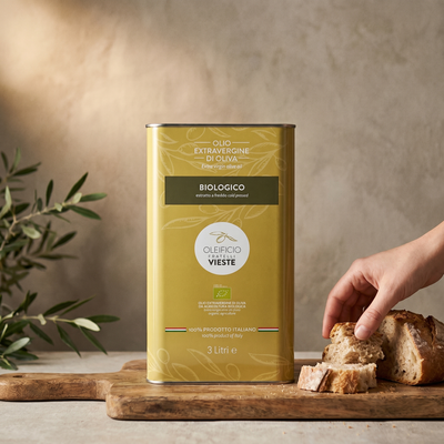Olio extravergine di oliva biologico versato a mano dalla latta 3 L Biologico. Oleificio Fratelli Vieste