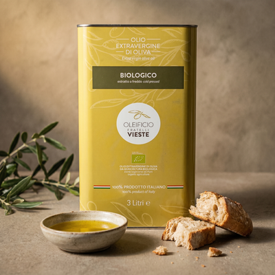 Olio extravergine di oliva biologico versato su un piatto. Oleificio Fratelli Vieste