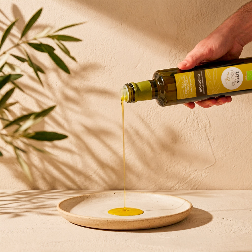 Olio extravergine di oliva biologico versato a mano. Oleificio Fratelli Vieste