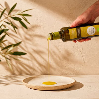 Olio extravergine di oliva biologico versato a mano. Oleificio Fratelli Vieste