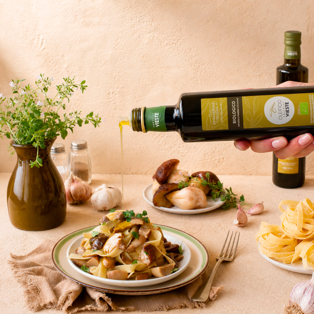 Olio extravergine di oliva biologico Vieste versato su un piatto. Oleificio Fratelli Vieste