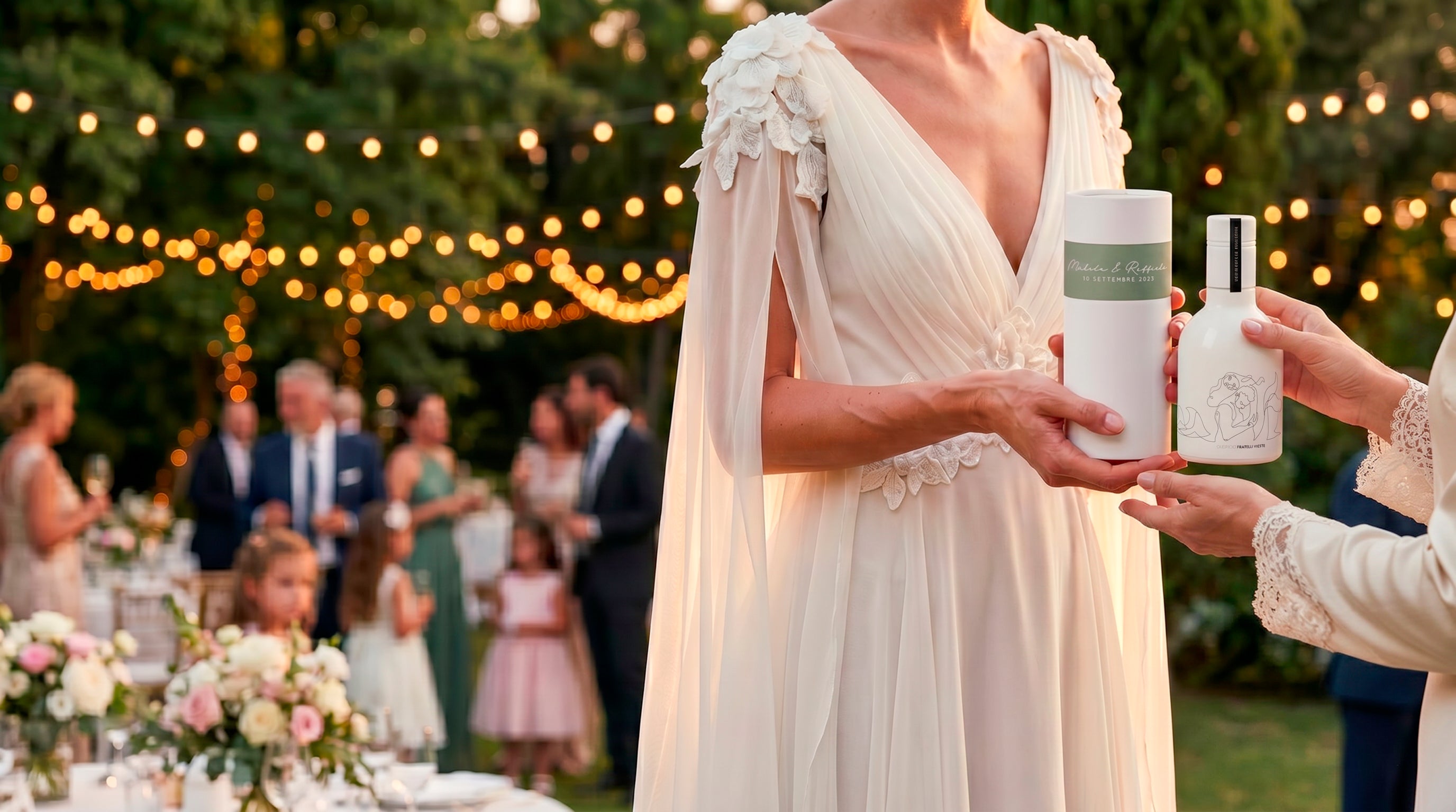 Sposa con bomboniera personalizzata Oleificio Fratelli Vieste a un matrimonio in giardino