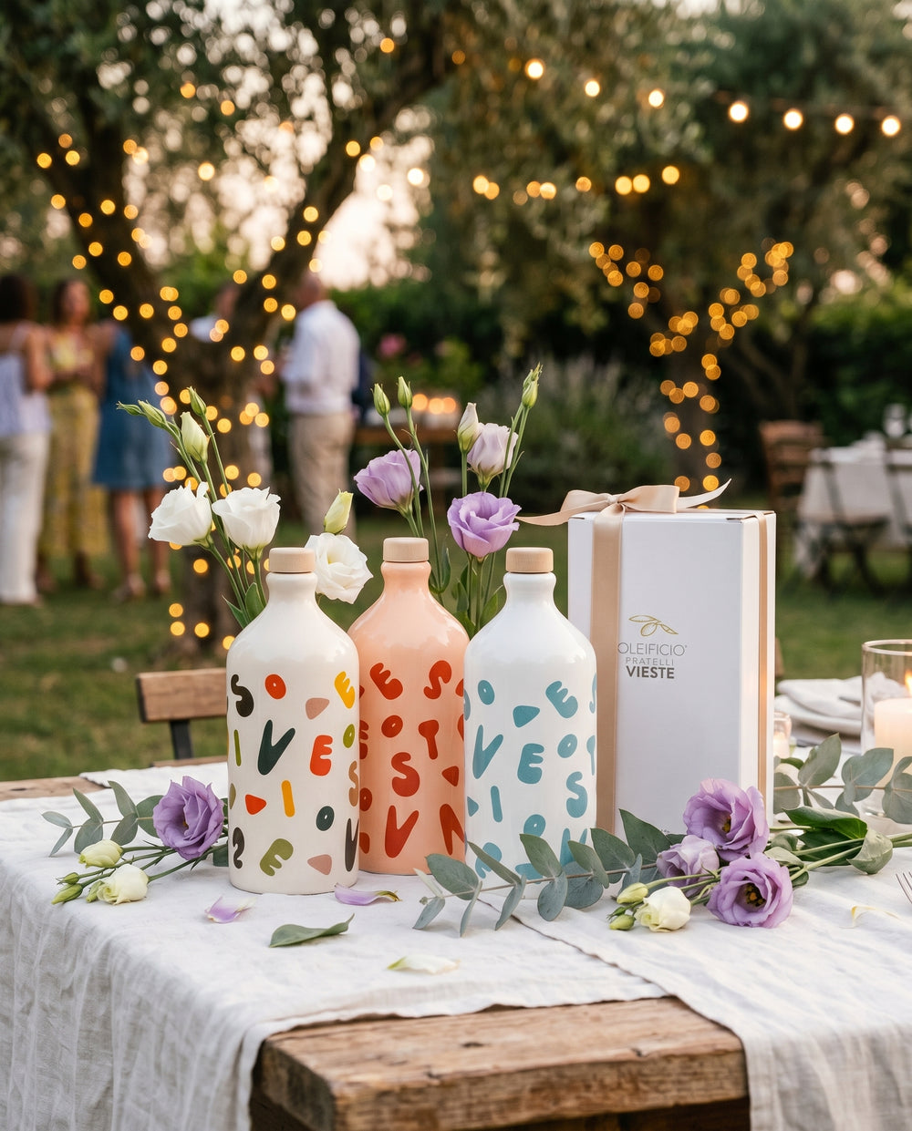 Orci decorati Colorful e confezione regalo Vieste come bomboniere a una festa in giardino. Oleificio Fratelli Vieste