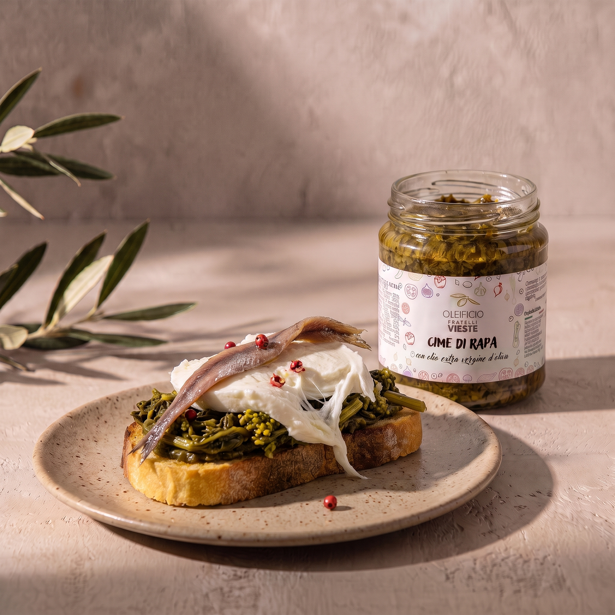 Cime di rapa servite su una bruschetta con mozzarella e acciuga. Oleificio Fratelli Vieste