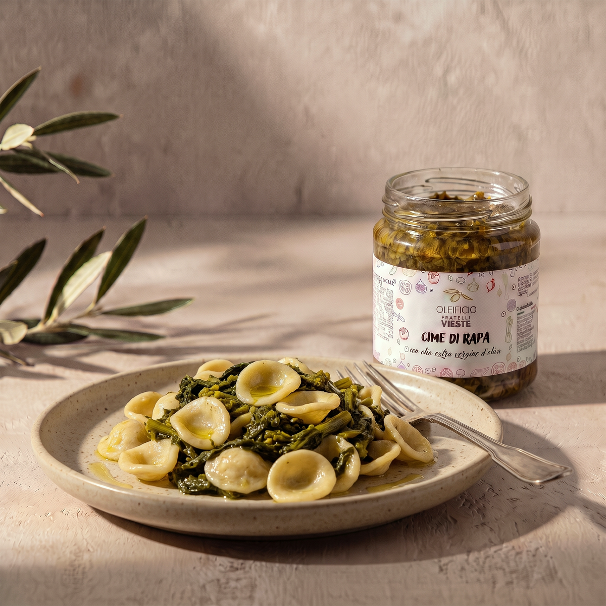 Orecchiette con le cime di rapa in olio extravergine. Oleificio Fratelli Vieste