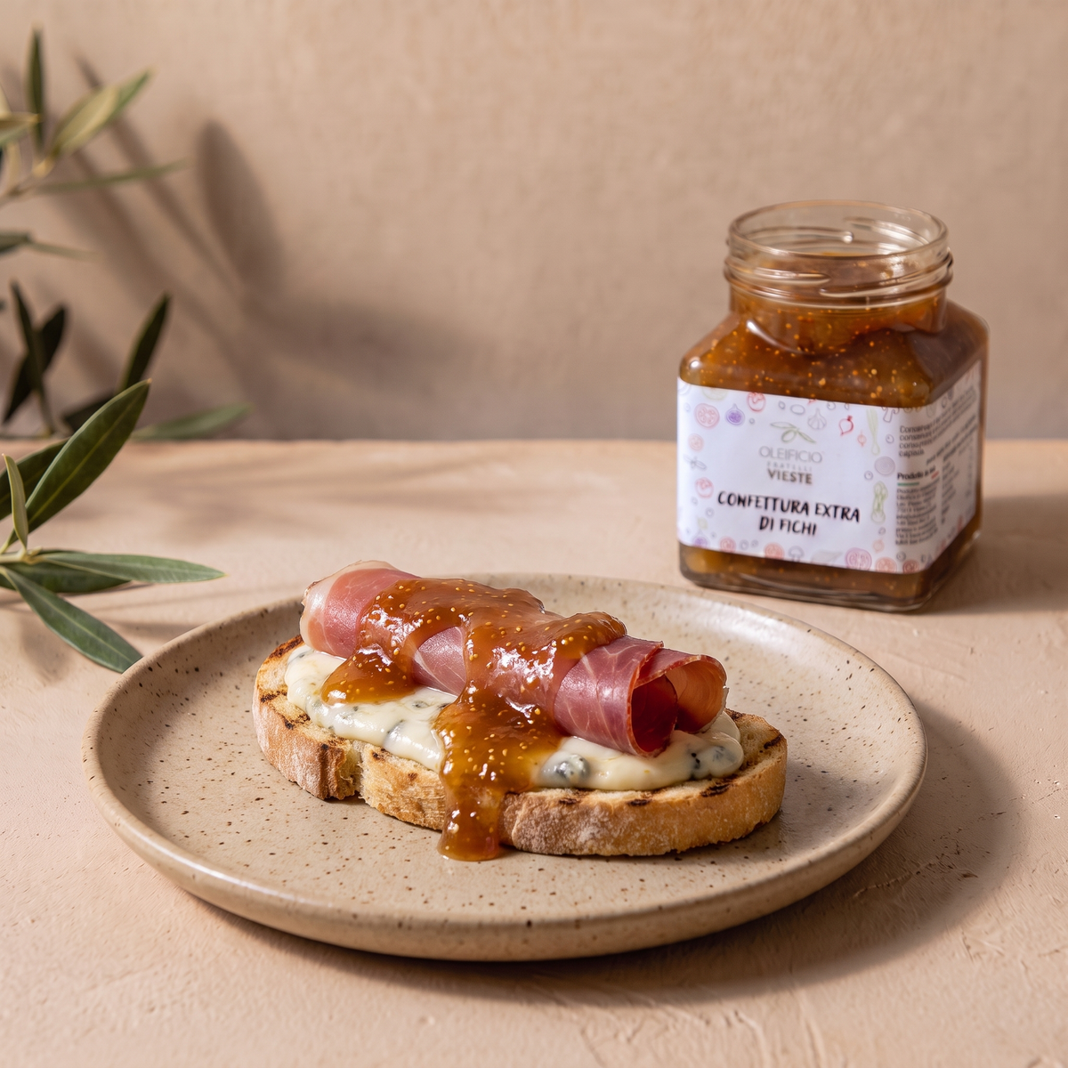 Confettura di fichi su un crostino con gorgonzola e speck. Oleificio Fratelli Vieste