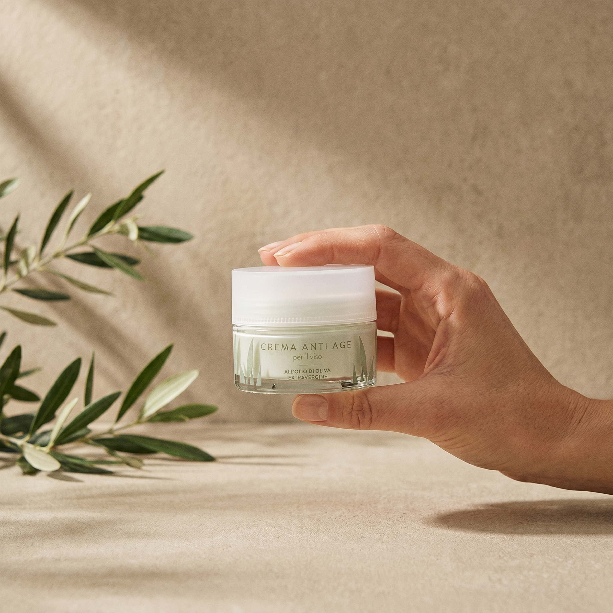 Crema anti-age viso Olea Cosmetic tenuta in mano. Oleificio Fratelli Vieste