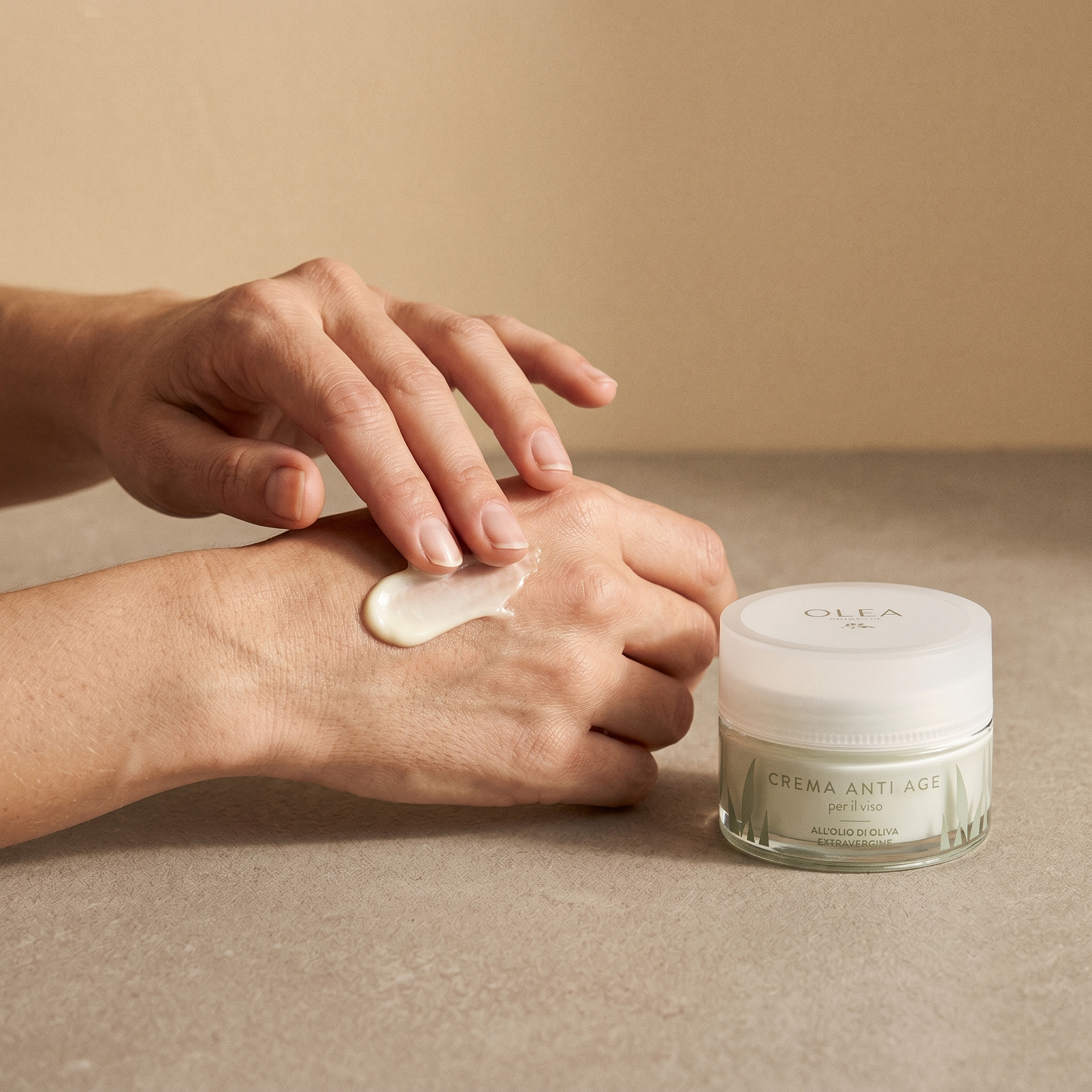 Crema anti-age viso Olea Cosmetic applicata sulla mano. Oleificio Fratelli Vieste