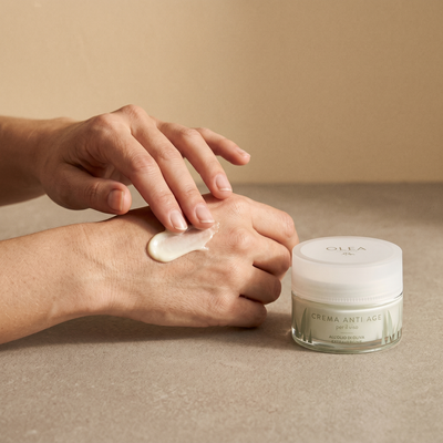 Crema anti-age viso Olea Cosmetic applicata sulla mano. Oleificio Fratelli Vieste