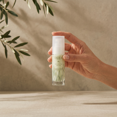 Crema contorno occhi Olea Cosmetic tenuta in mano. Oleificio Fratelli Vieste