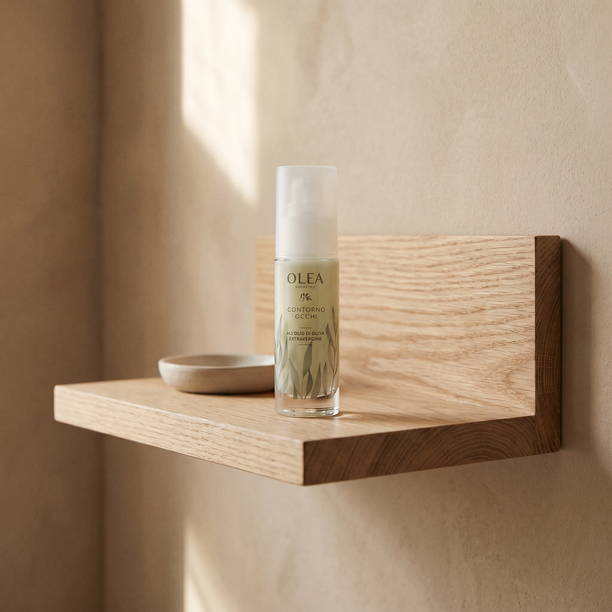 Crema contorno occhi Olea Cosmetic, gesto d'uso in ambiente bagno. Oleificio Fratelli Vieste