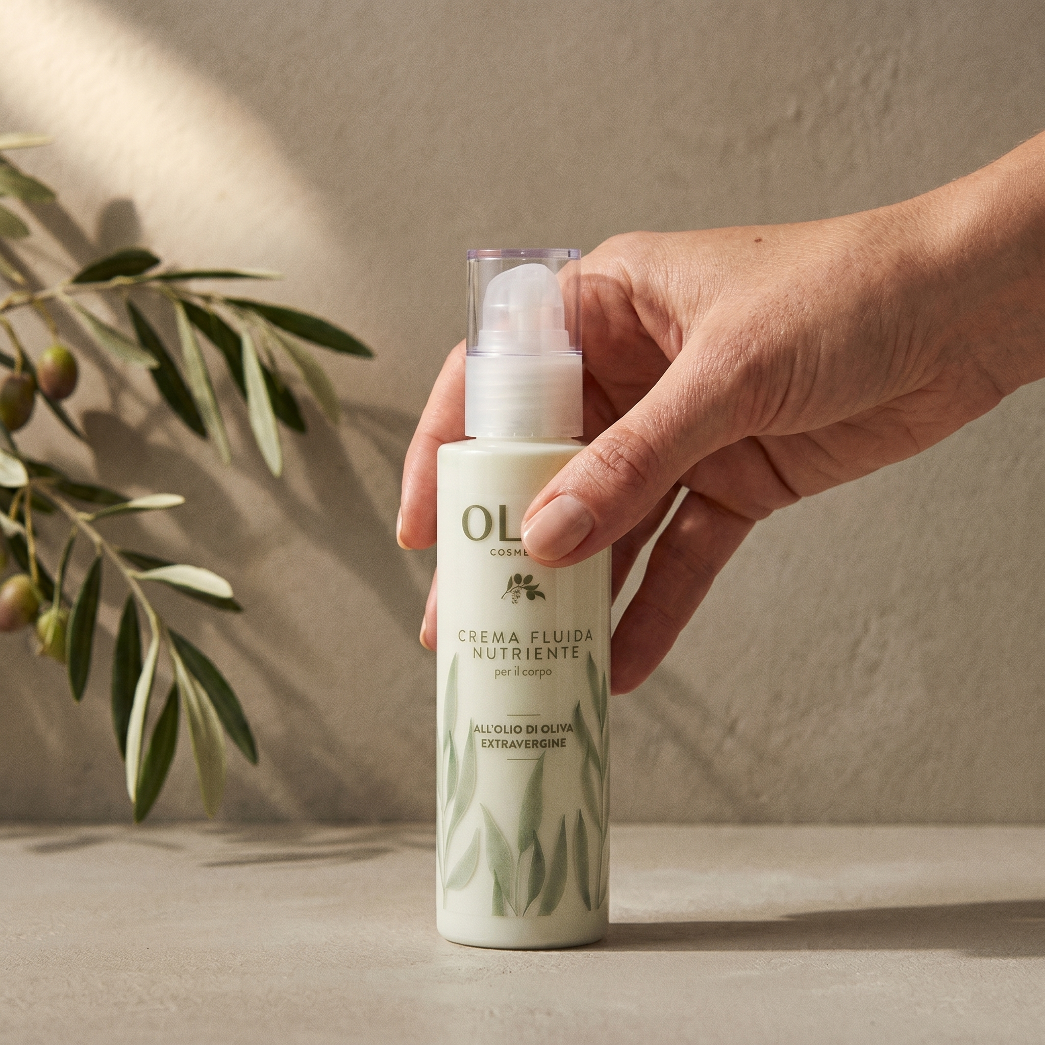 Crema fluida nutriente corpo Olea Cosmetic tenuta in mano. Oleificio Fratelli Vieste