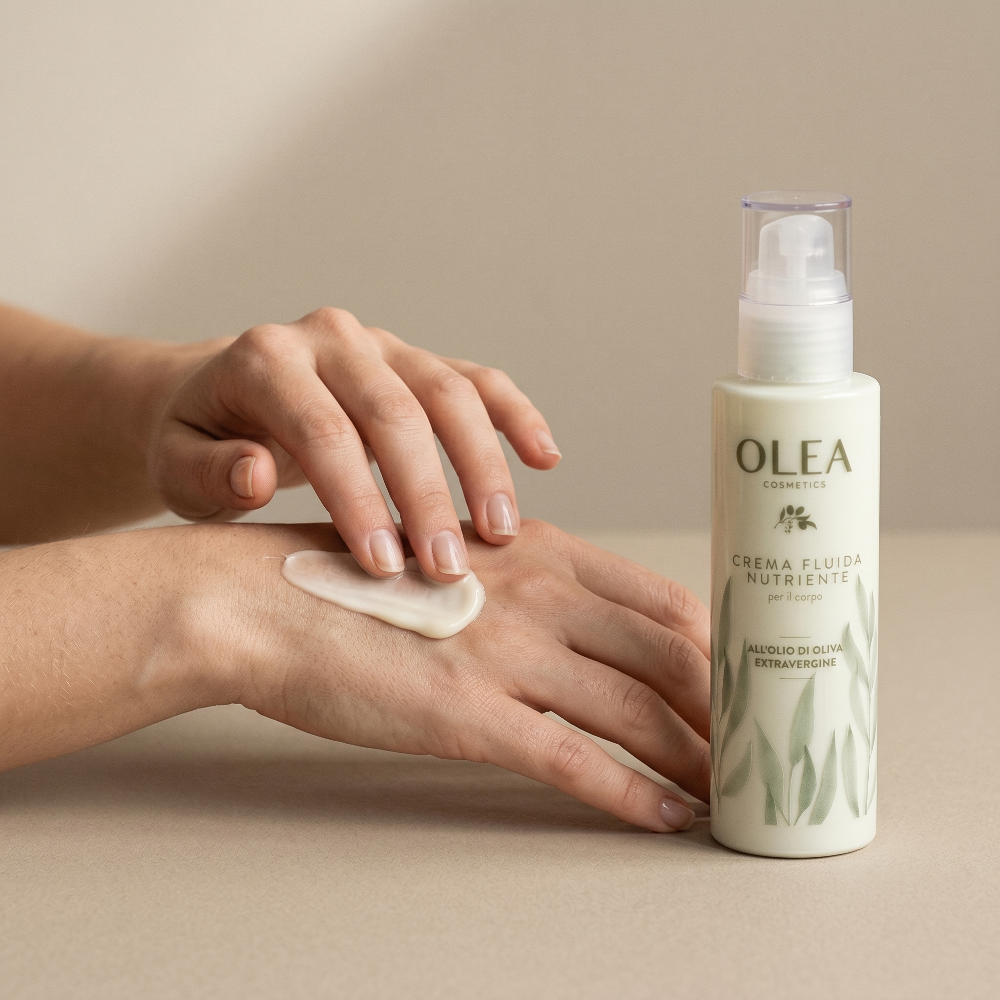 Crema fluida nutriente corpo Olea Cosmetic applicata sulla mano. Oleificio Fratelli Vieste
