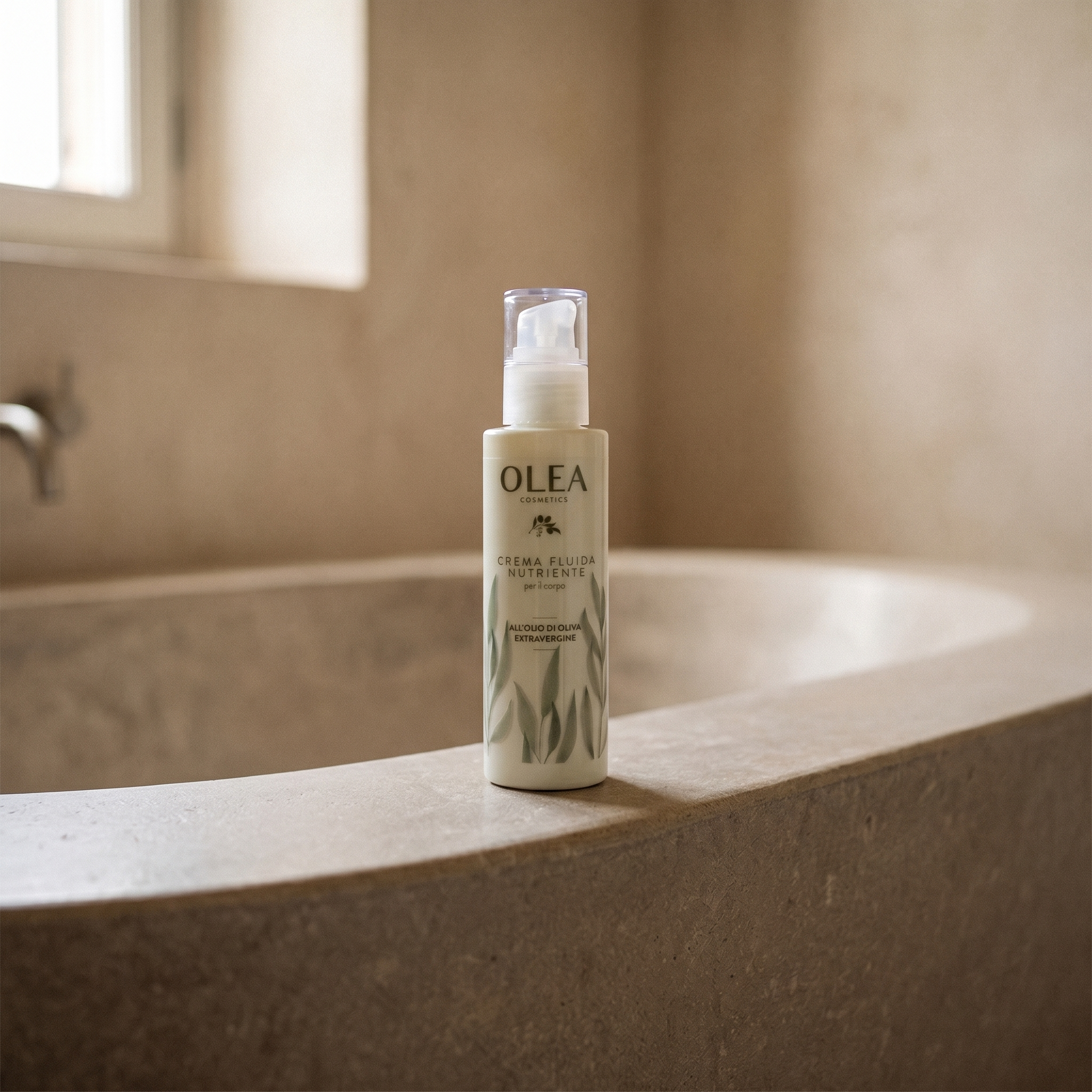 Crema fluida nutriente corpo Olea Cosmetic, gesto d'uso in ambiente bagno. Oleificio Fratelli Vieste