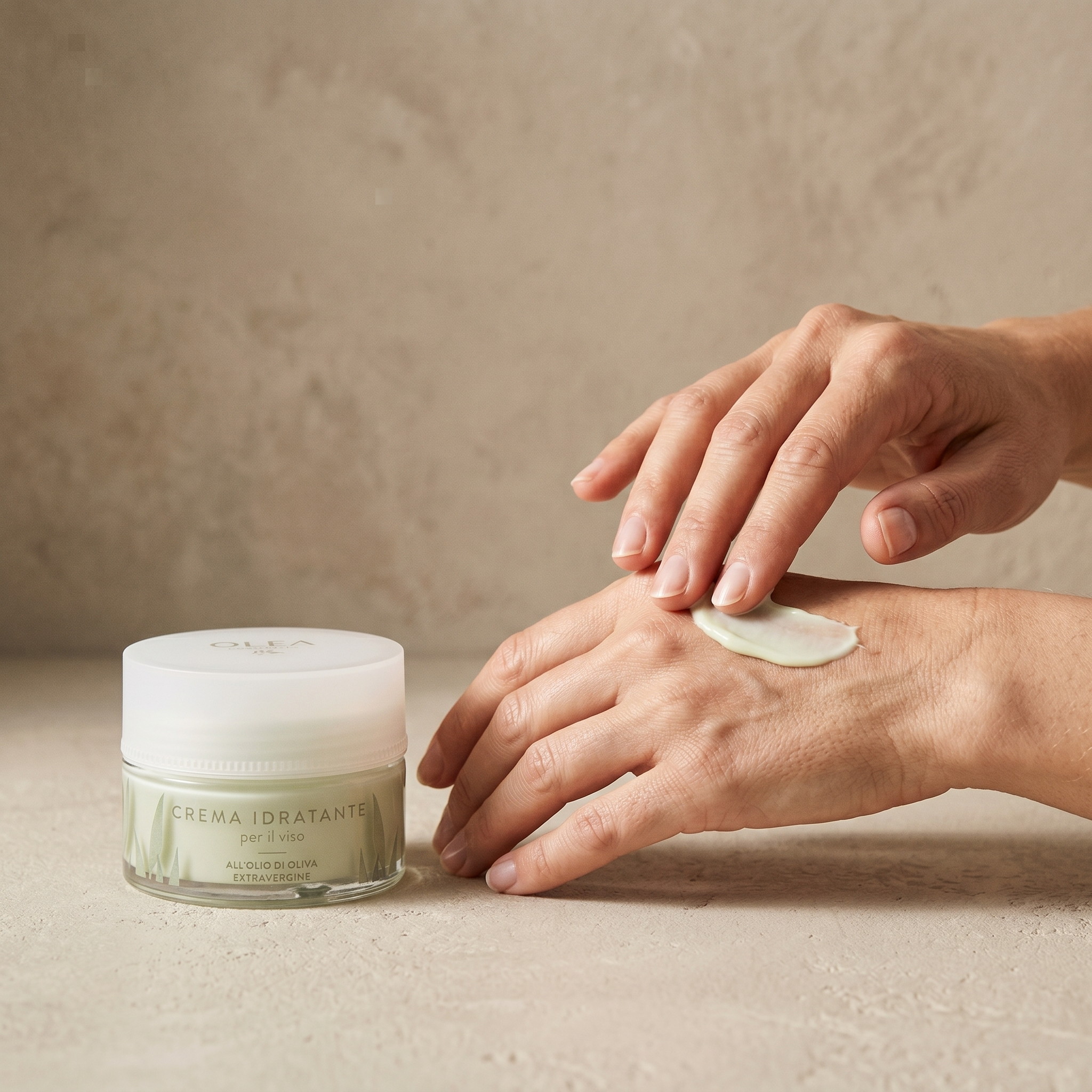 Crema idratante viso Olea Cosmetic applicata sulla mano. Oleificio Fratelli Vieste