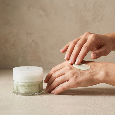 Crema idratante viso Olea Cosmetic applicata sulla mano. Oleificio Fratelli Vieste