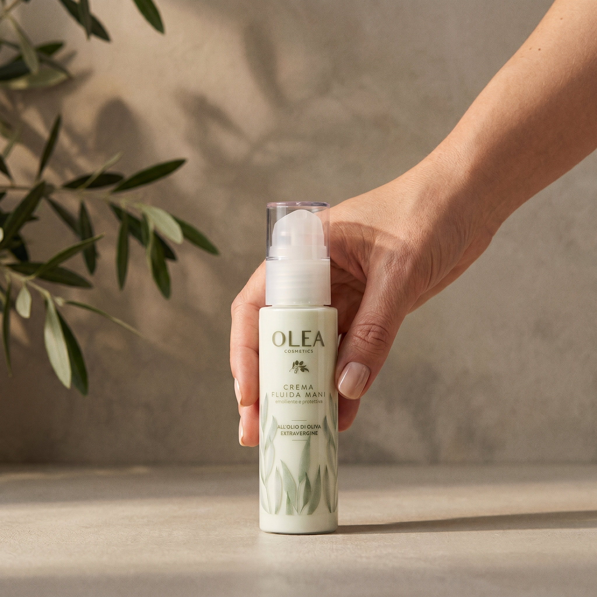 Crema fluida mani Olea Cosmetic tenuta in mano. Oleificio Fratelli Vieste