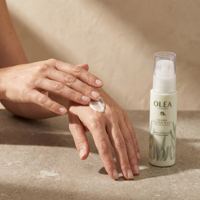 Crema fluida mani Olea Cosmetic applicata sulla mano. Oleificio Fratelli Vieste