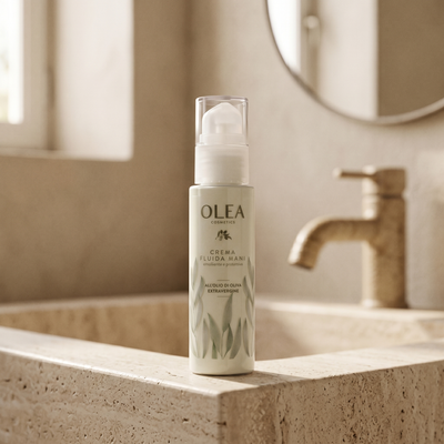 Crema fluida mani Olea Cosmetic, gesto d'uso in ambiente bagno. Oleificio Fratelli Vieste