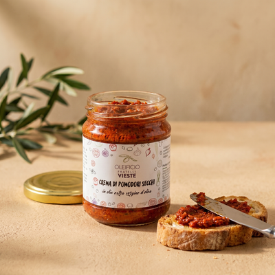 Crema di pomodori secchi servita su crostini. Oleificio Fratelli Vieste