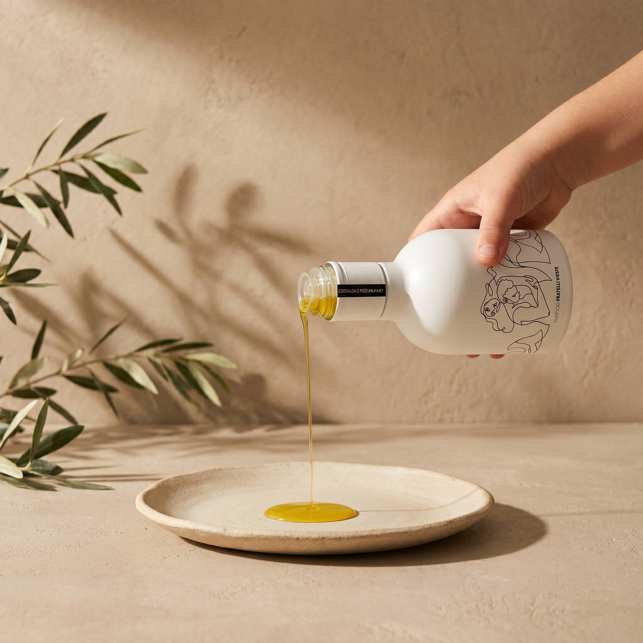 Olio extravergine di oliva versato a mano da Cristalda e Pizzomunno. Oleificio Fratelli Vieste
