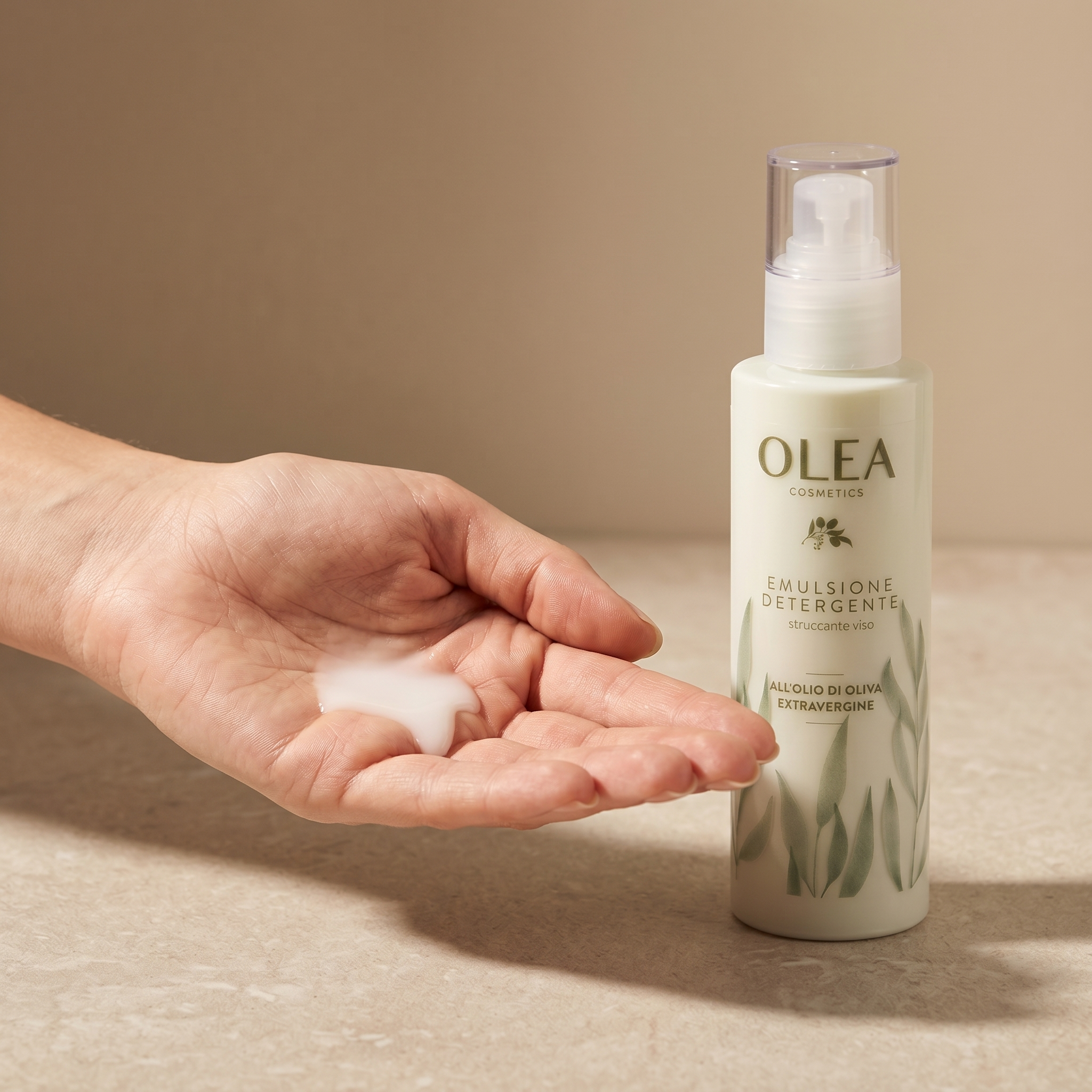 Emulsione detergente struccante viso Olea Cosmetic applicata sulla mano. Oleificio Fratelli Vieste
