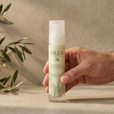 Emulsione post rasatura Olea Cosmetic tenuta in mano. Oleificio Fratelli Vieste