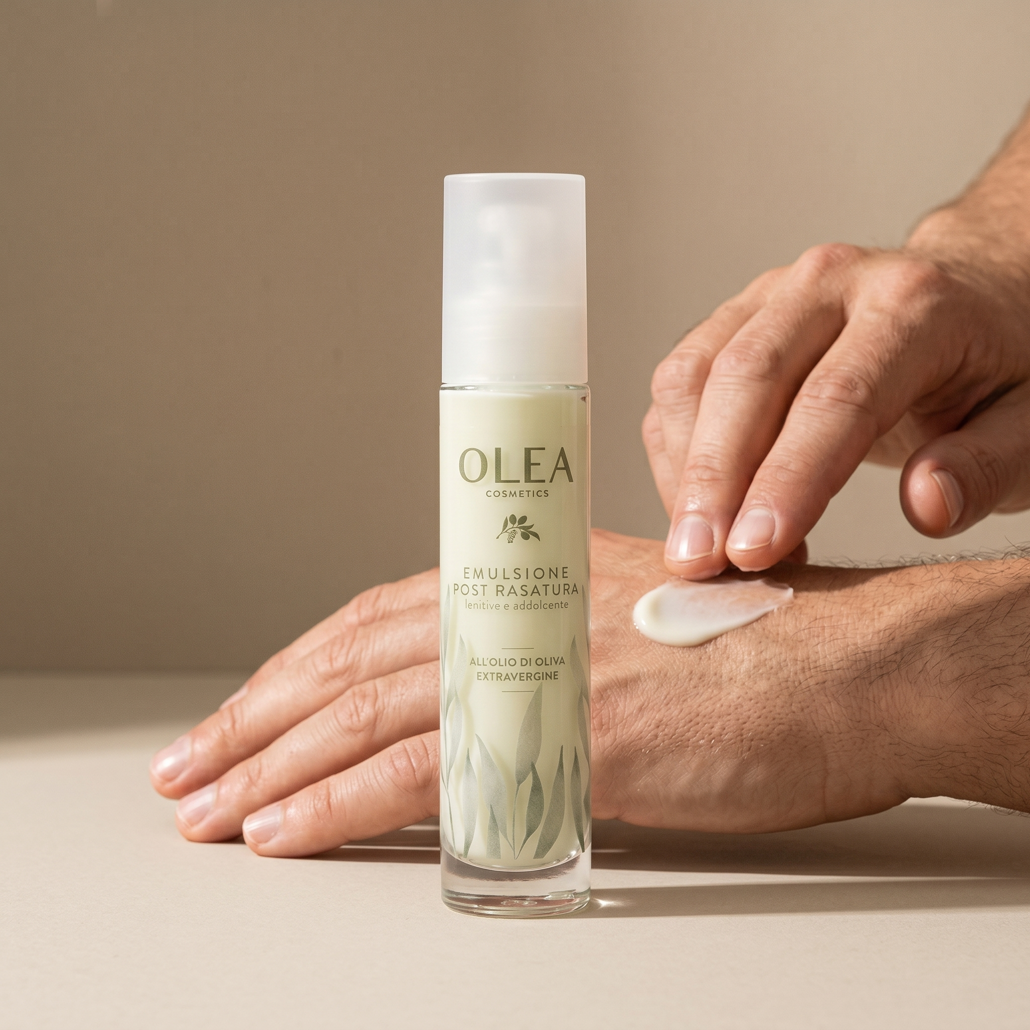 Emulsione post rasatura Olea Cosmetic applicata sulla mano. Oleificio Fratelli Vieste