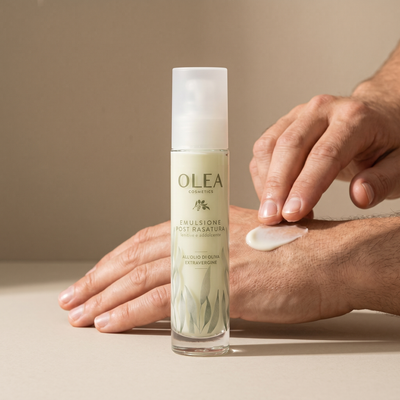 Emulsione post rasatura Olea Cosmetic applicata sulla mano. Oleificio Fratelli Vieste