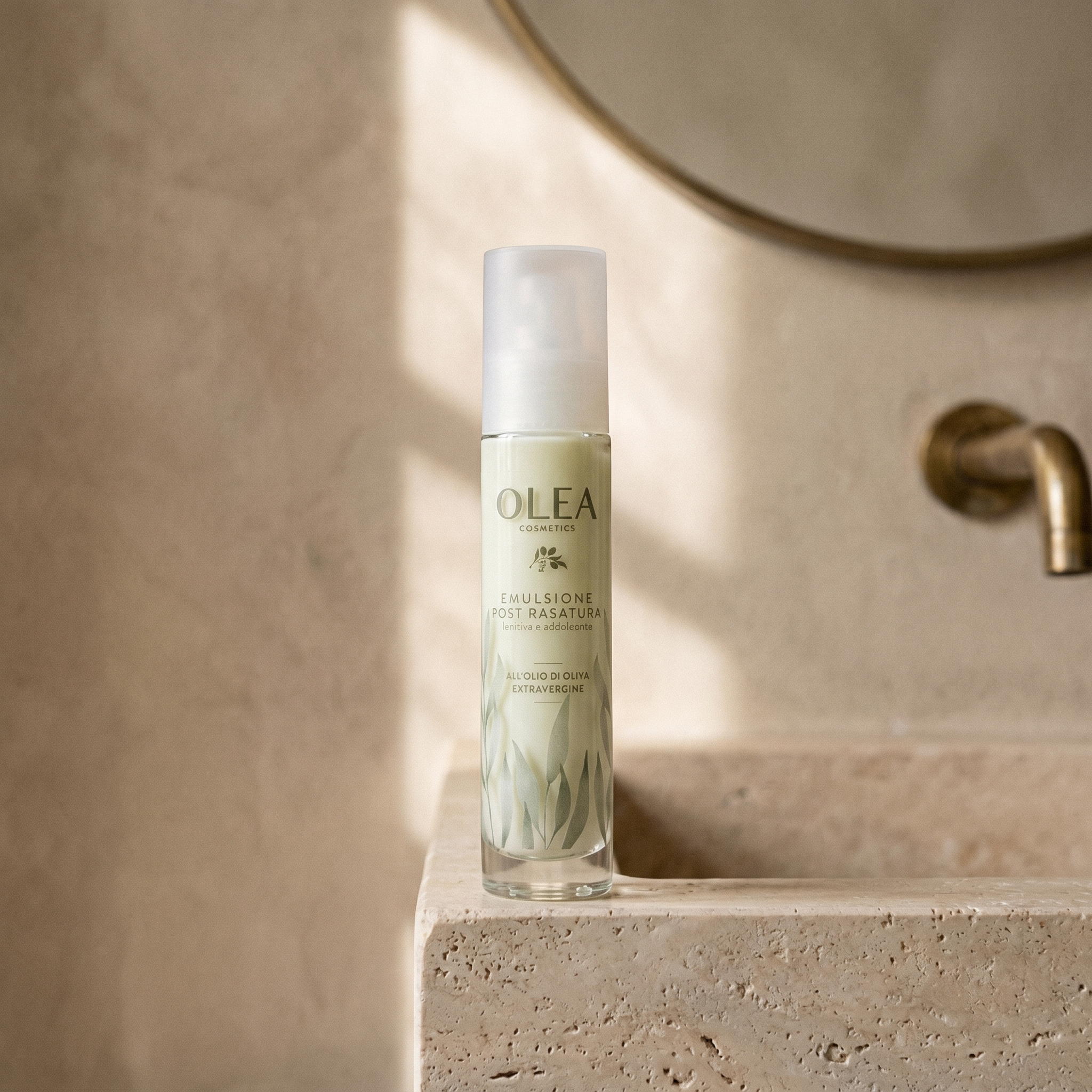 Emulsione post rasatura Olea Cosmetic, gesto d'uso in ambiente bagno. Oleificio Fratelli Vieste