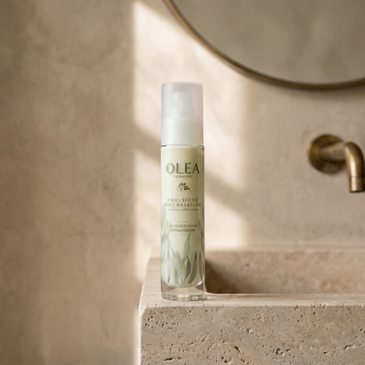 Emulsione post rasatura Olea Cosmetic, gesto d'uso in ambiente bagno. Oleificio Fratelli Vieste