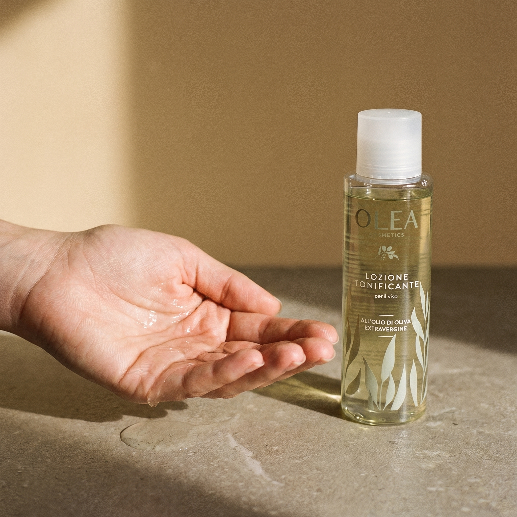 Lozione tonificante viso Olea Cosmetic applicata sulla mano. Oleificio Fratelli Vieste