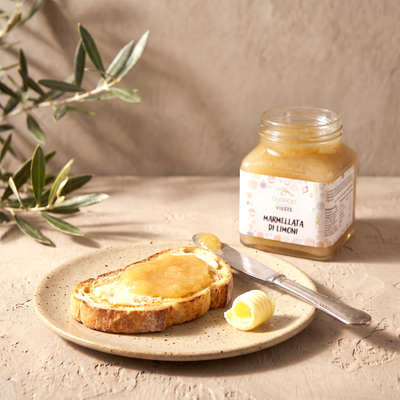 Marmellata di limoni su pane tostato con burro. Oleificio Fratelli Vieste