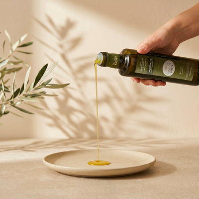Olio extravergine di oliva versato a mano dalla bottiglia Nostrano. Oleificio Fratelli Vieste