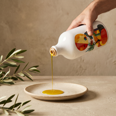 Olio extravergine di oliva versato a mano dall'Orcio 40 Raccolti. Oleificio Fratelli Vieste